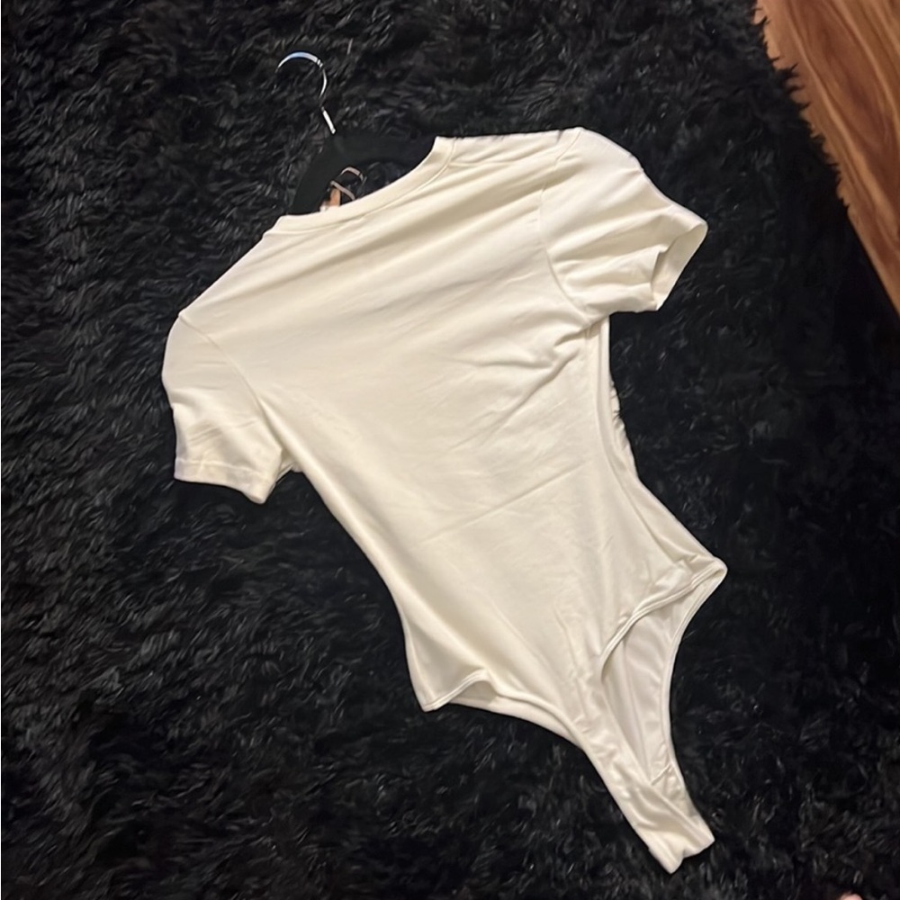 Size small SKIMS never worn T-shirt, bodysuit thong, cotton.